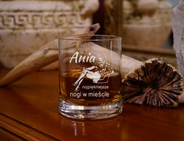 Szklanka do whisky grawerowana z grafiką.