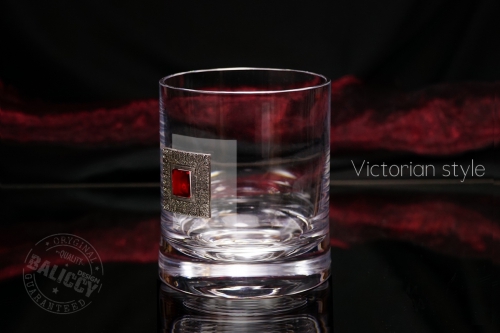 Szklanka do whisky z kryształem rubinowym i filigranem w stylu wiktoriańskim .