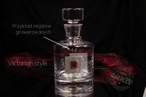 Karafka i szklanki do whisky styl wiktoriański z kryształem rubinowym - przykład grawerowania inicjałów.
