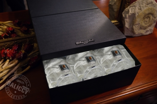 Szklanka do whisky z bursztynem - przykładowe pudełko.
