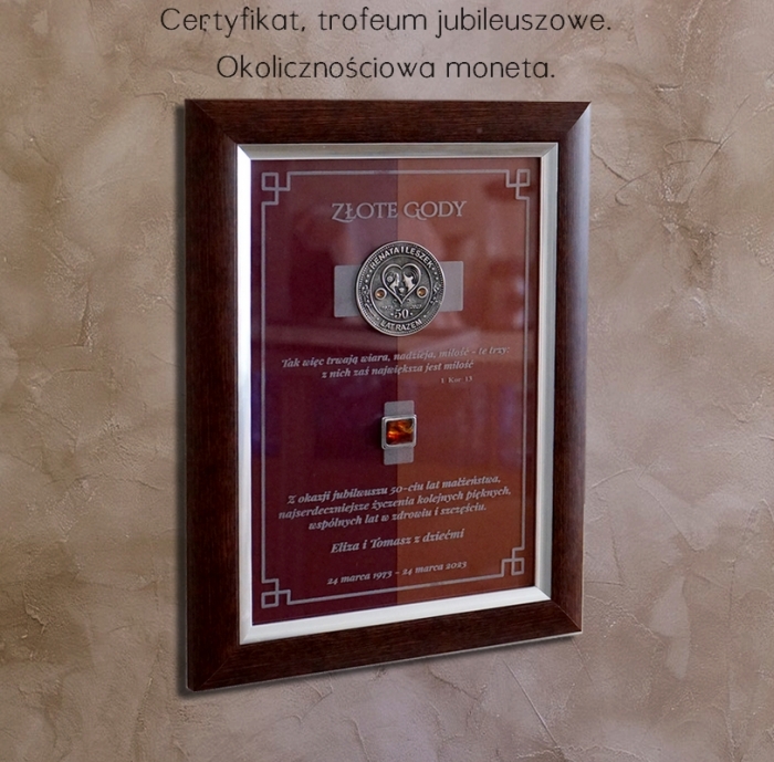 Certyfikat jubileuszowy z bursztynem i unikatową monetą.